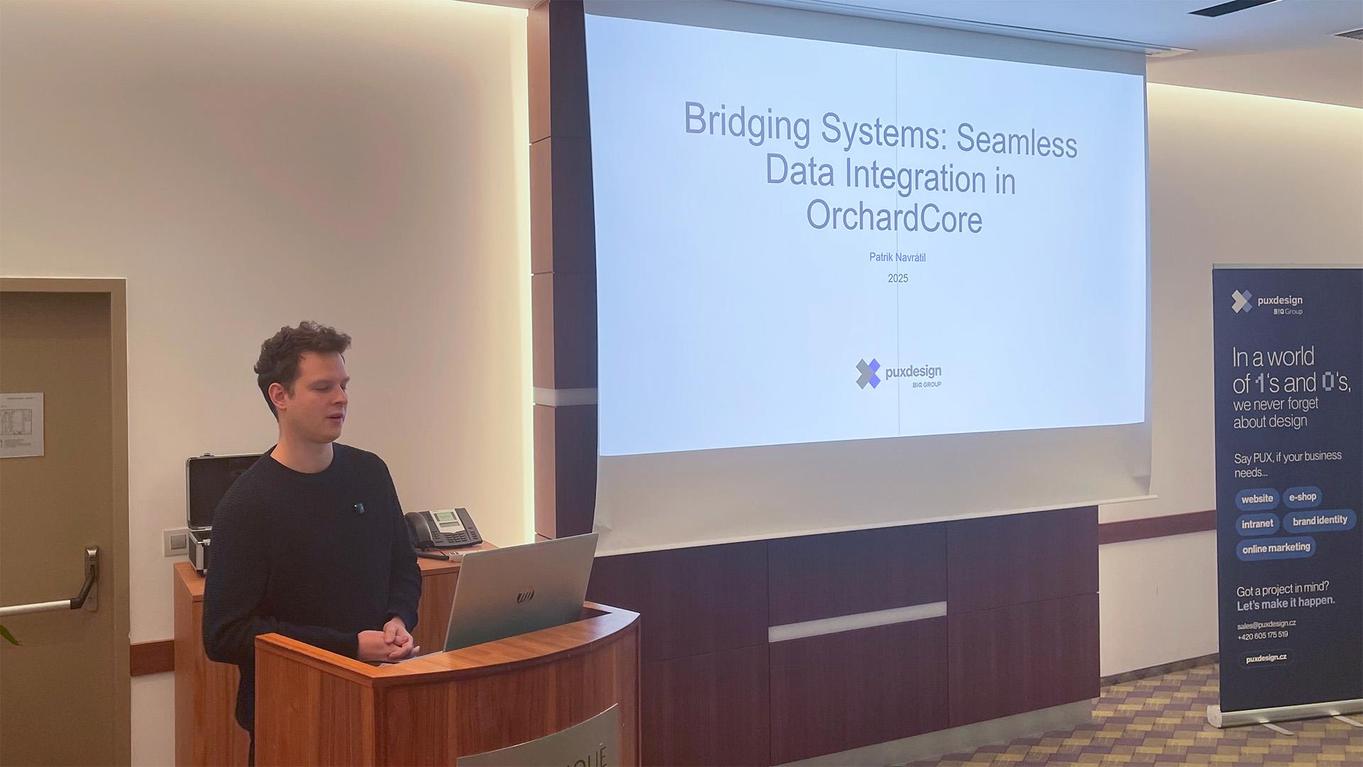 Patrik Navrátil přednáší na konferenci Orchard Harvest.